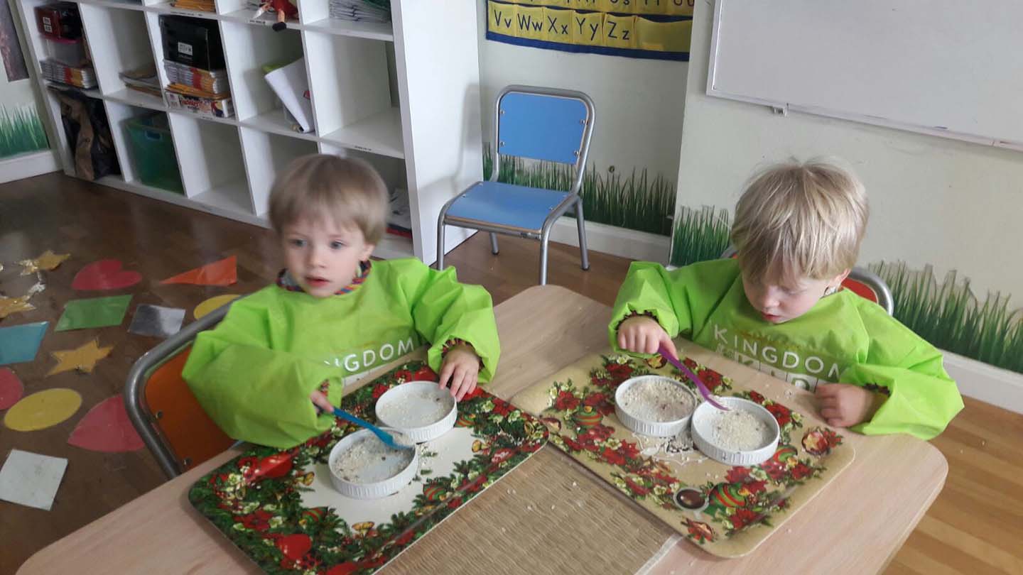Montessori activity ( pouring - spooning usando esponjas)2