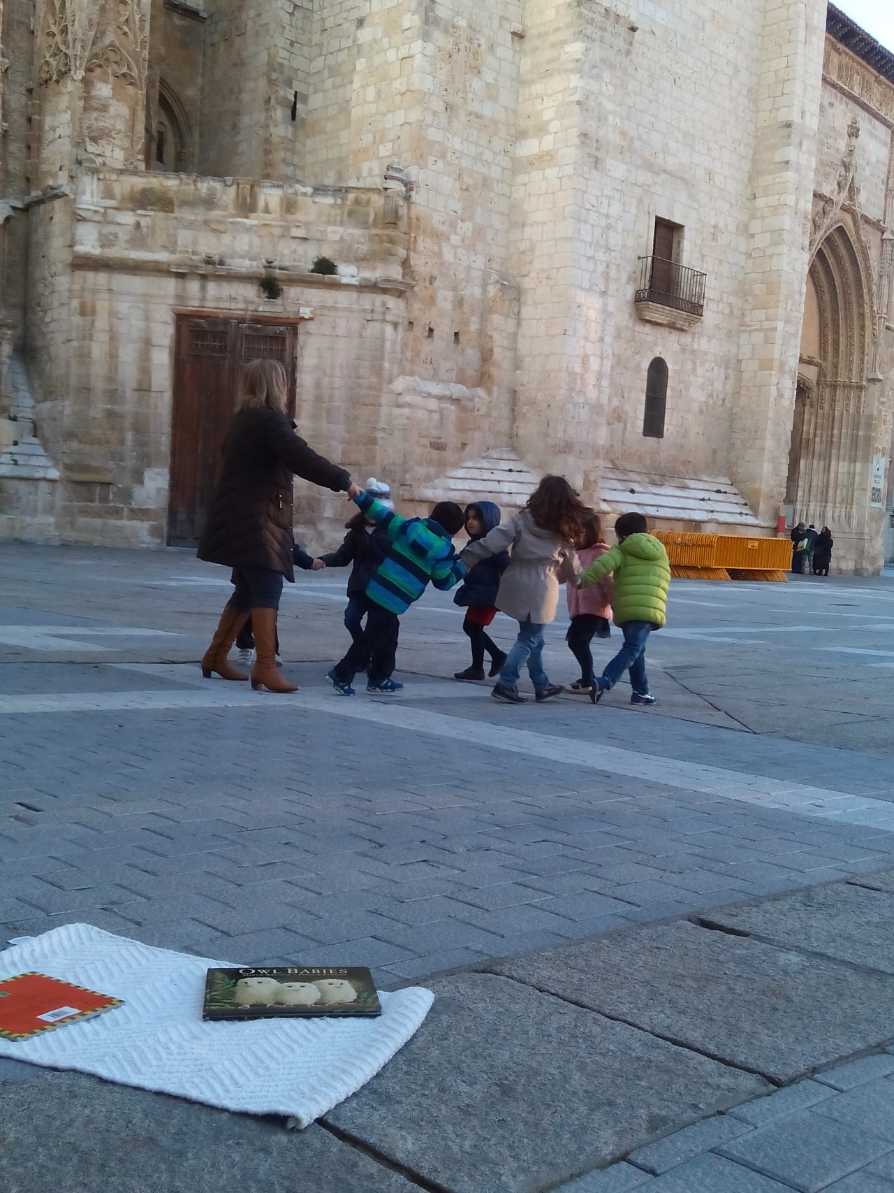 jugando frente catedral