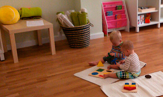 Bebés divirtiéndose