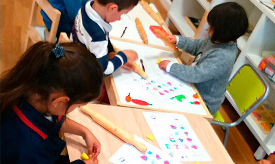 Alumnos trabajando en la academia de inglés